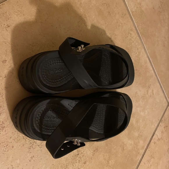 Crocs sandals. - Picture 4 of 6